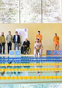 Aleša Sečnika paraplavalca s premičnim dvigalom spuščajo v bazen.jpg