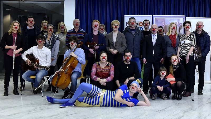 Dijaki Gimnazije Novo mesto, Eva Škofič Maurer, ambasadorka in ustanoviteljica Društva Rdečih Noskov, Borut Živulović iz Foto agencije Bobo, Gordana Rožman iz novomeške bolnišnice in direktorica novomeške občinske uprave dr. Vida Čadonič Špelič.