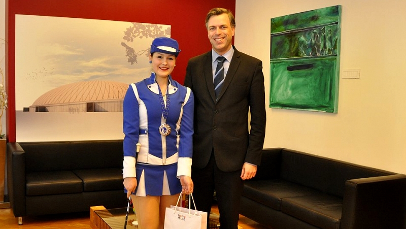 Župan Mestne občine Novo mesto Gregor Macedoni in podprvakinja- mažoreta Klavdija Drenik