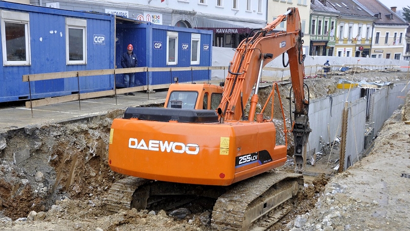 Gradbeni stroj med prenovo mestnega jedra