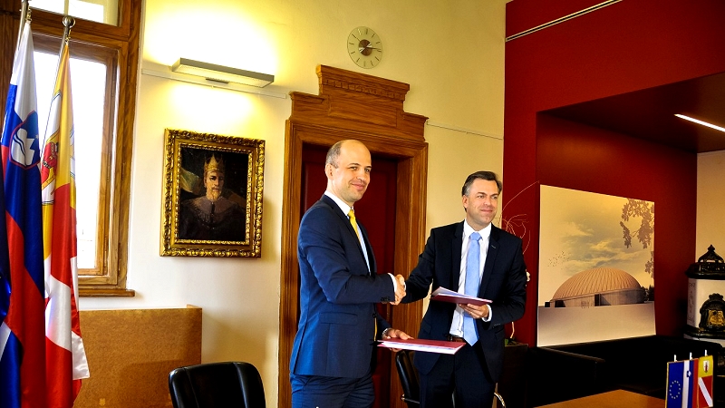 Župan Mestne občine Novo mesto Gregor Macedoni in predsednik uprave podjetja CGP Martin Gosenca