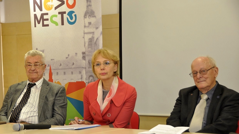 Direktorica občinske uprave Mestne občine Novo mesto dr. Vida Čadonič Špelič in častna občana Mestne občine Novo mesto zaslužni profesor dr. Jože Gričar in redni profesor dr. Miha Japelj