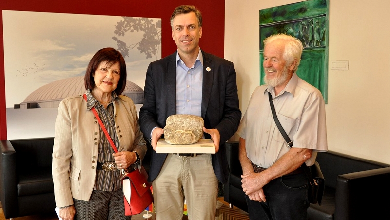 Župan Mestne občine Novo mesto Gregor Macedoni ter člana Društva likovnih ustvarjalcev SKULPTE - simbolno darilo