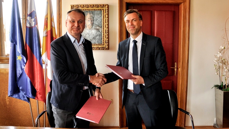 župan Mestne občine Novo mesto Gregor Macedoni in Boštjan Mencinger, predsednik upravnega odbora podjetja Lesnina MG oprema d. d.