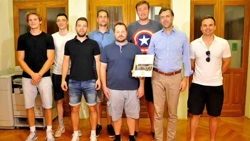 Košarkarji KK Žoltasti Troti s trenerjem Luko Mittagom. športnim direktorjem Matjažem Smodišem in županom Gregorjem Macedonijme. 