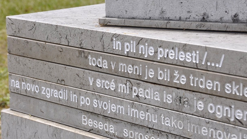 Verzi na spomeniku