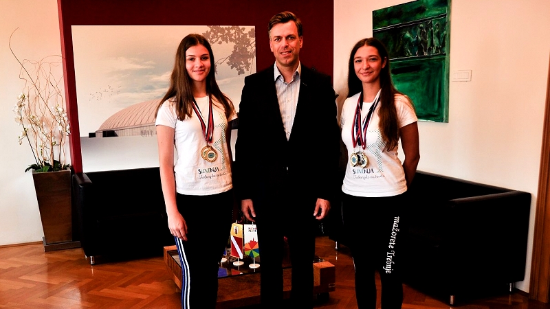Mažoretki Ana Fink in Tina Kump ter župan Gregor Macedoni