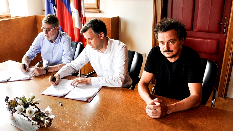 Direktor podjetja FA – ST, Slavko Strasbergar, župan Mestne občine Novo mesto Gregor Macedoni in predsednik Krajevne skupnosti Center Matija Škof.