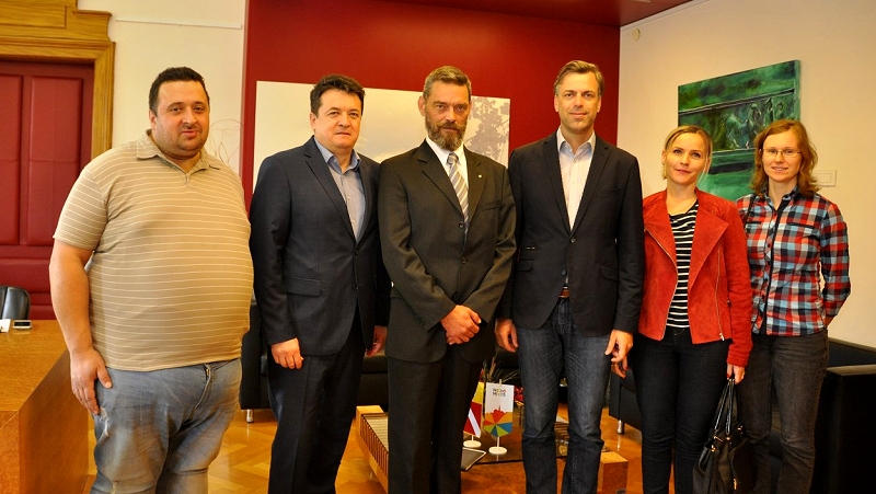 Župan Mestne občine Novo mesto Gregor Macedoni, direktor Gospodarske zbornice Dolenjske in Bele krajine Tomaž Kordiš in udeleženci kariernega sejma Moje delo -2017