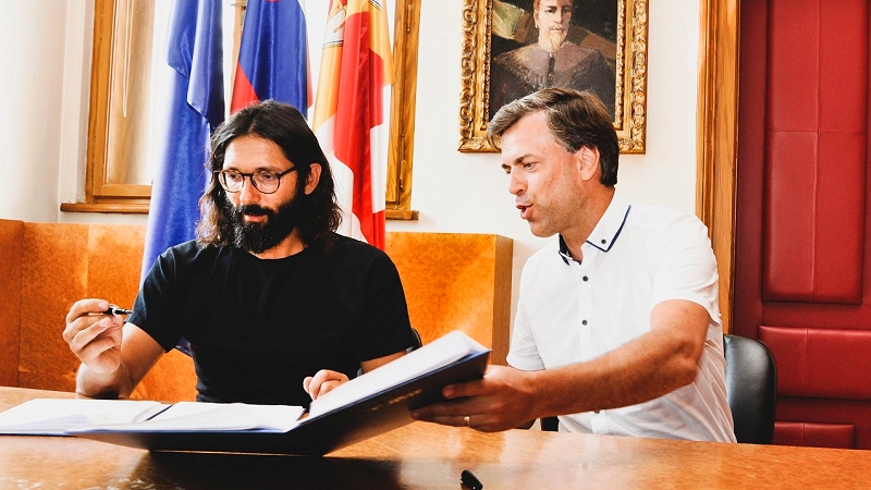 Župan Gregor Macedoni je na rotovžu s podjetjem Cimermanstvo Irner podpisal pogodbo za prenovo lesenega dela kolesarske steze Olimpijsko vadbenega centra Češča vas