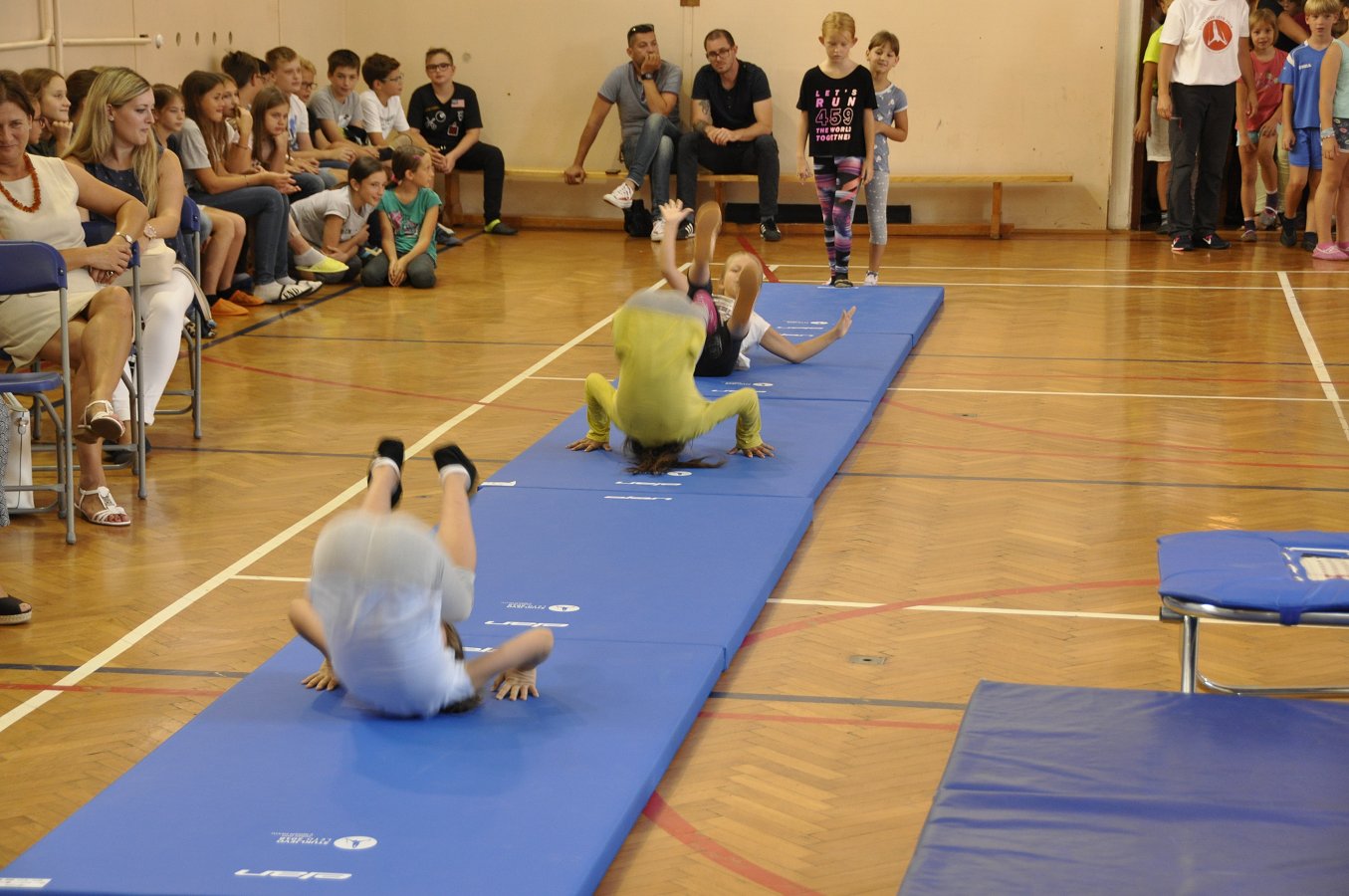 otroci pri gimnastičnih aktivnostih