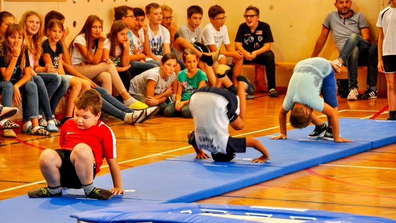 Otroci pri gimnastičnih aktivnostih