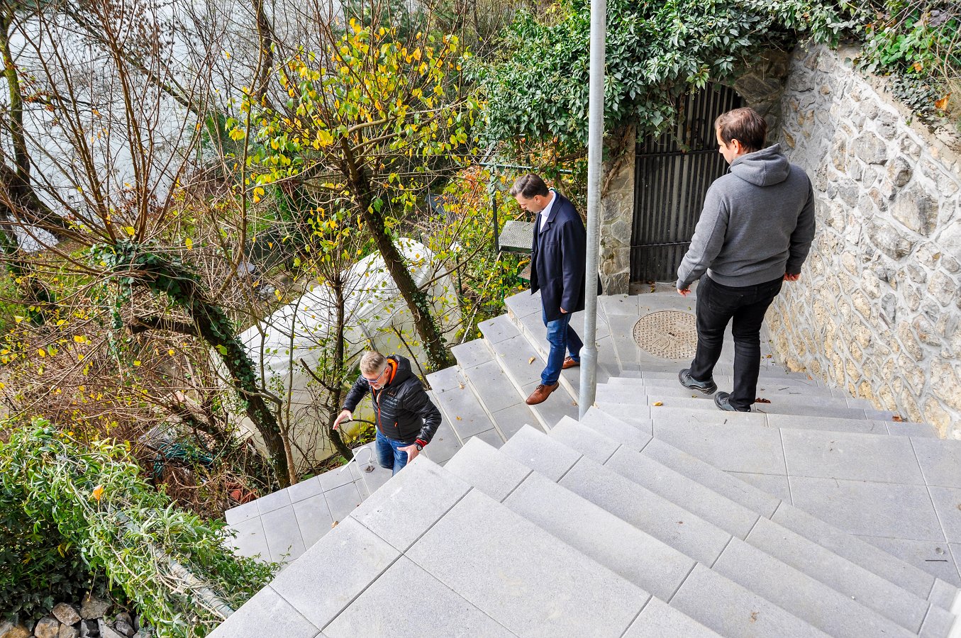 Župan Gregor Macedoni in Slavko Strasberger, direktor podjetja FA – ST, ogled prenovljenega stopnišča na Bregu