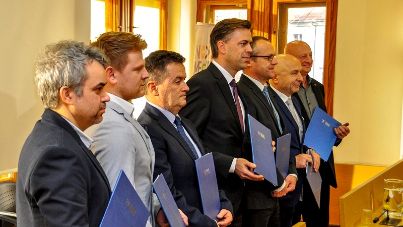 Župan Mestne občine Novo mesto Gregor Macedoni in predstavniki šestih sodelujočih svetniških list