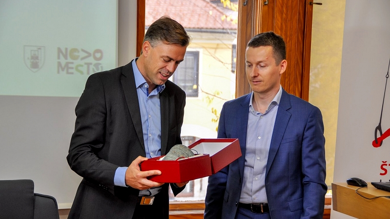 predstavitev idejnih rešitev protokolarnih in/ali priložnostnih daril ter daril zanemarljive vrednosti za Mestno občino Novo mesto županu