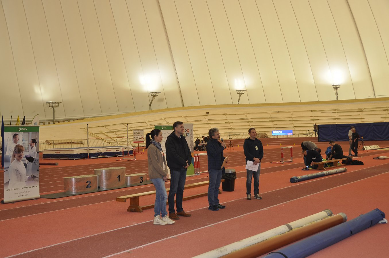 Mario Mohorović (predsednik Atletskega kluba Krka Novo mesto), Marija Šestak (ena izmed najboljših slovenskih atletinj in predstavnica Atletske zveze Slovenije) in župan Gregor Macedoni.