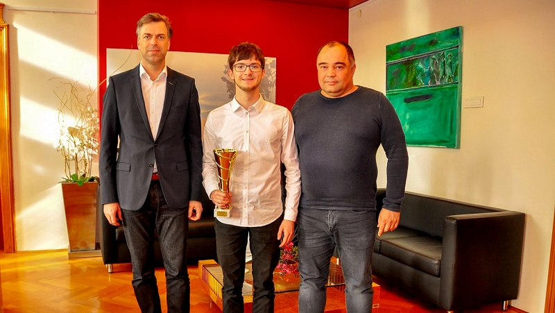 Župan Gregor Macedoni, šahist Vid Dobrovoljc