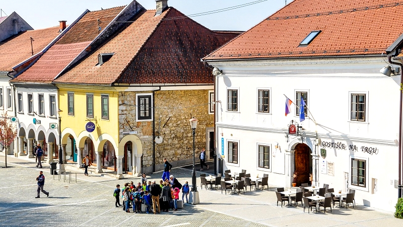 Ogled otrok reliefa Novega mesta