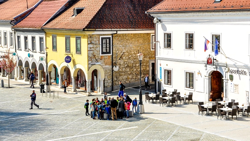 Ogled otrok reliefa Novega mesta