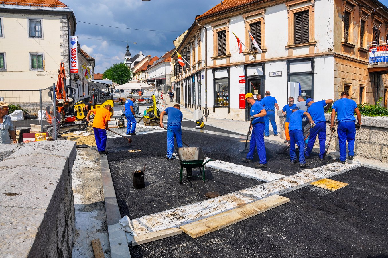 Delavci pri prenavljanju mestnega jedra