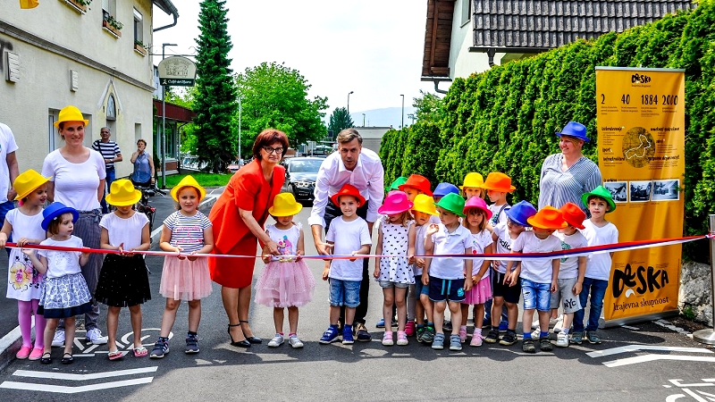 Odprtje prenovljenega cestnega odseka- župan skupaj z otroci