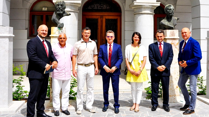 Podžupan Boštjan Grobler, predsednik Svetovne karate zveze (Shotokan Karate Do of United Nations - SKDUN) Aurela Patruja, Franjo Horn, predsednik Karate kluba Novo mesto in v.d. direktorja Zavoda Novo mesto Jasne Dokl Osolnik