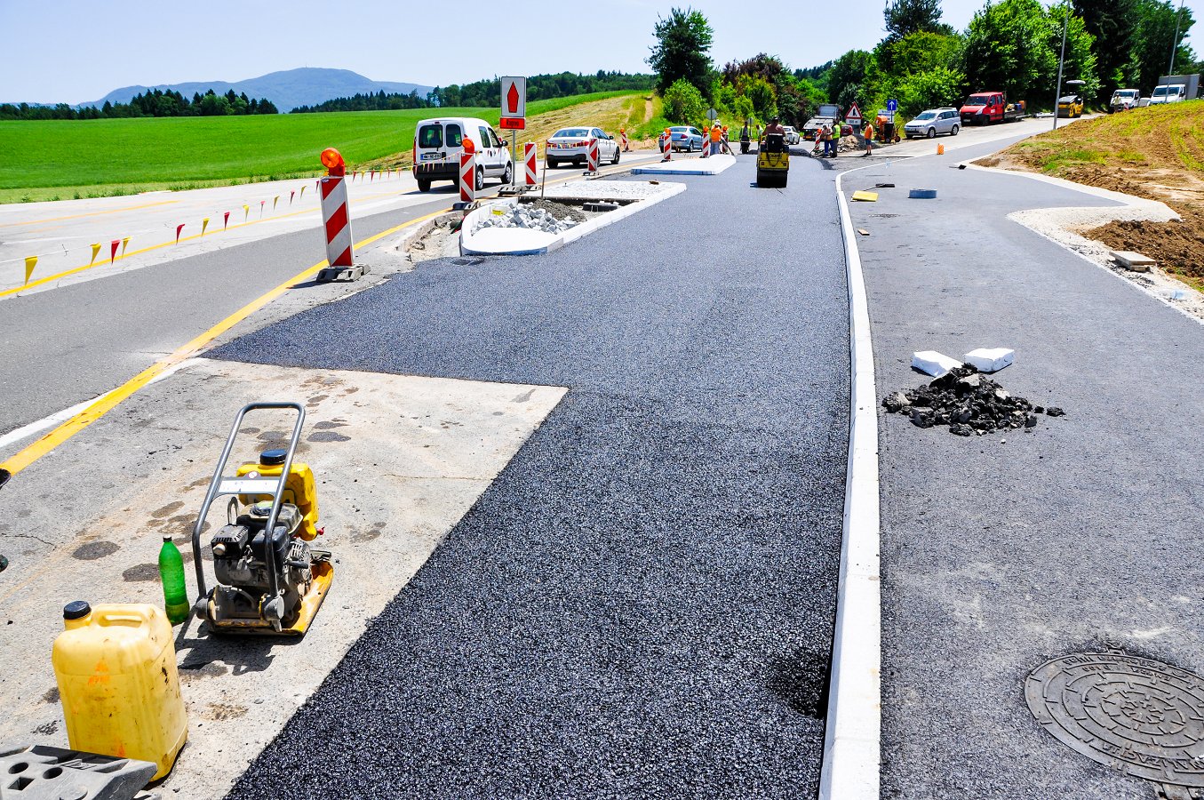 Urejanje cestnega odseka na  Ragovem