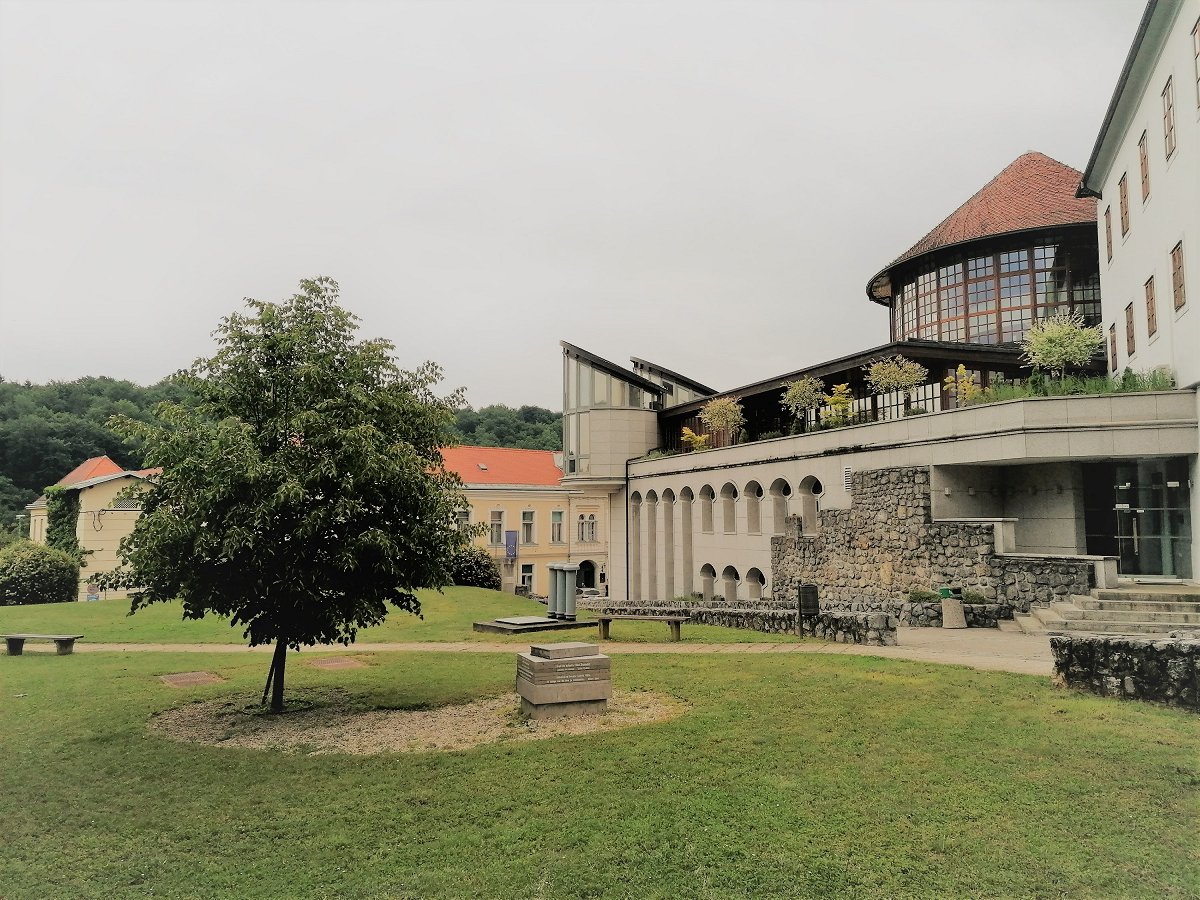 Park Rastoče knjige ob knjižnici (3)