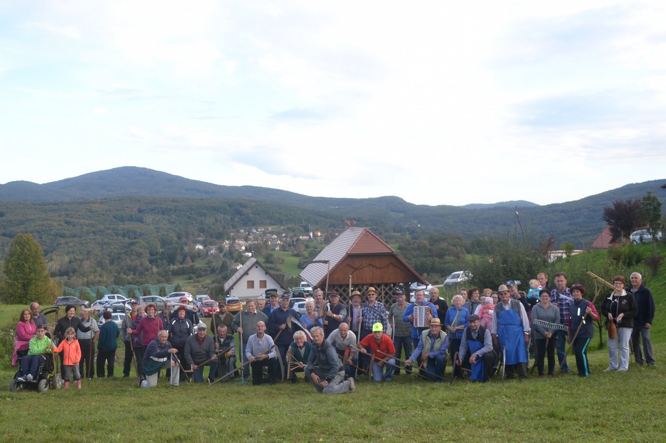 CSC_0319-upokojenci, ki tradicionalno izvajajo košnjo s kosami