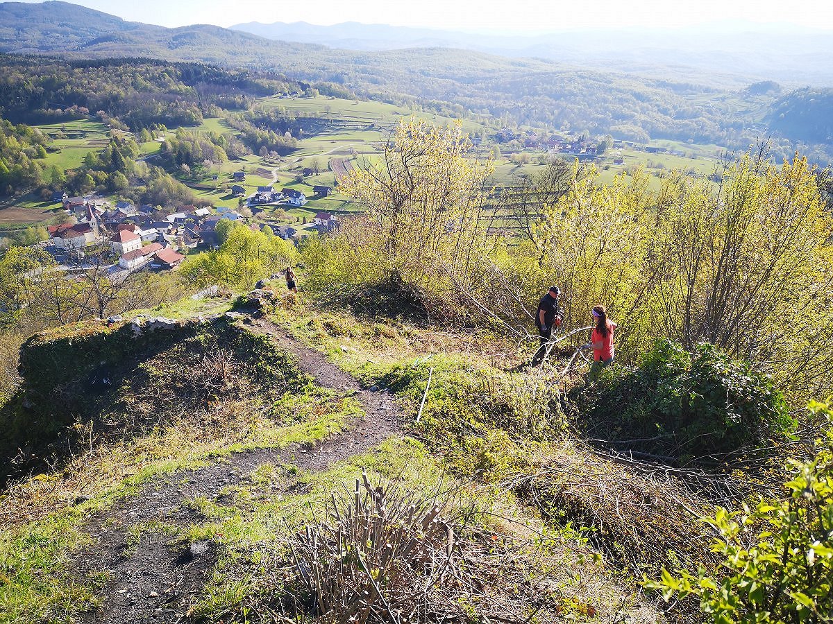 akcija mehovo 4-delovno akcijo urejanja poti in vrha našega »Malega Triglava«