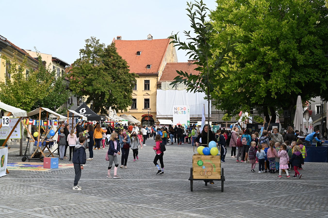 Slika 32 Dan brez avtomobila na Glavnem trgu-Drevo na kolo prispelo na Glavni trg