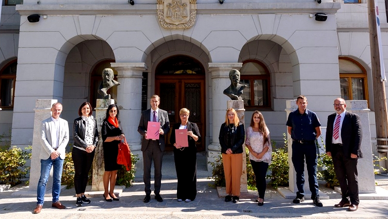 Podpisnika pogodbe v družbi predtavnikov NM javnih zavodov