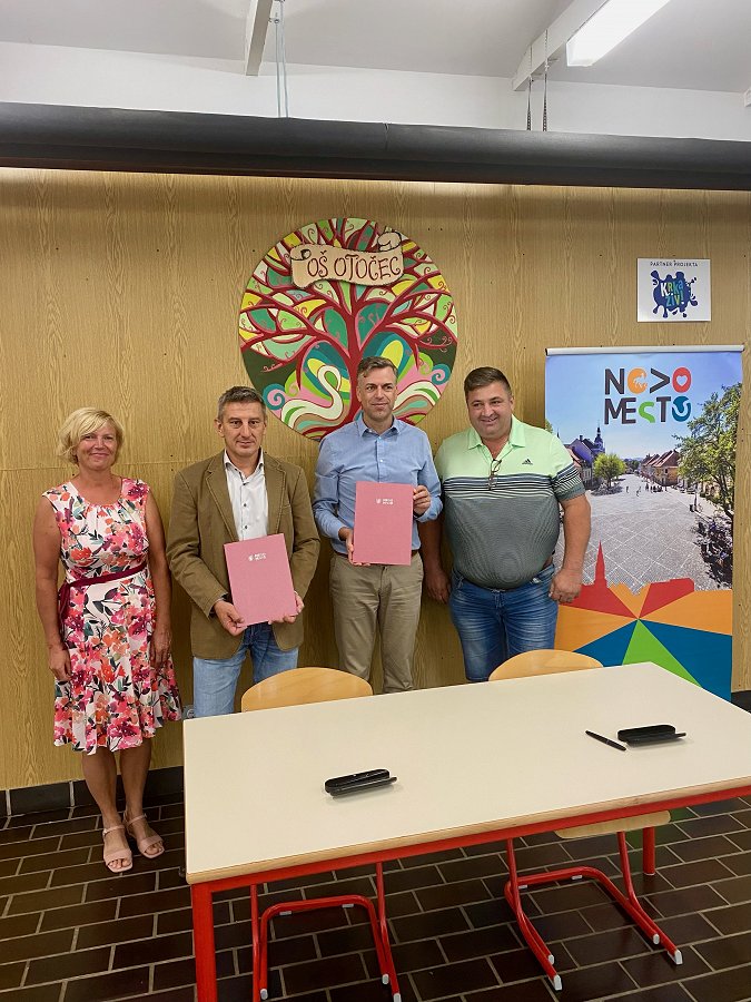Podpisnika pogodbe v družbi ravnateljice OŠ Otočec Mateje Rožman in predsednika KS Otočec Franca Riflja