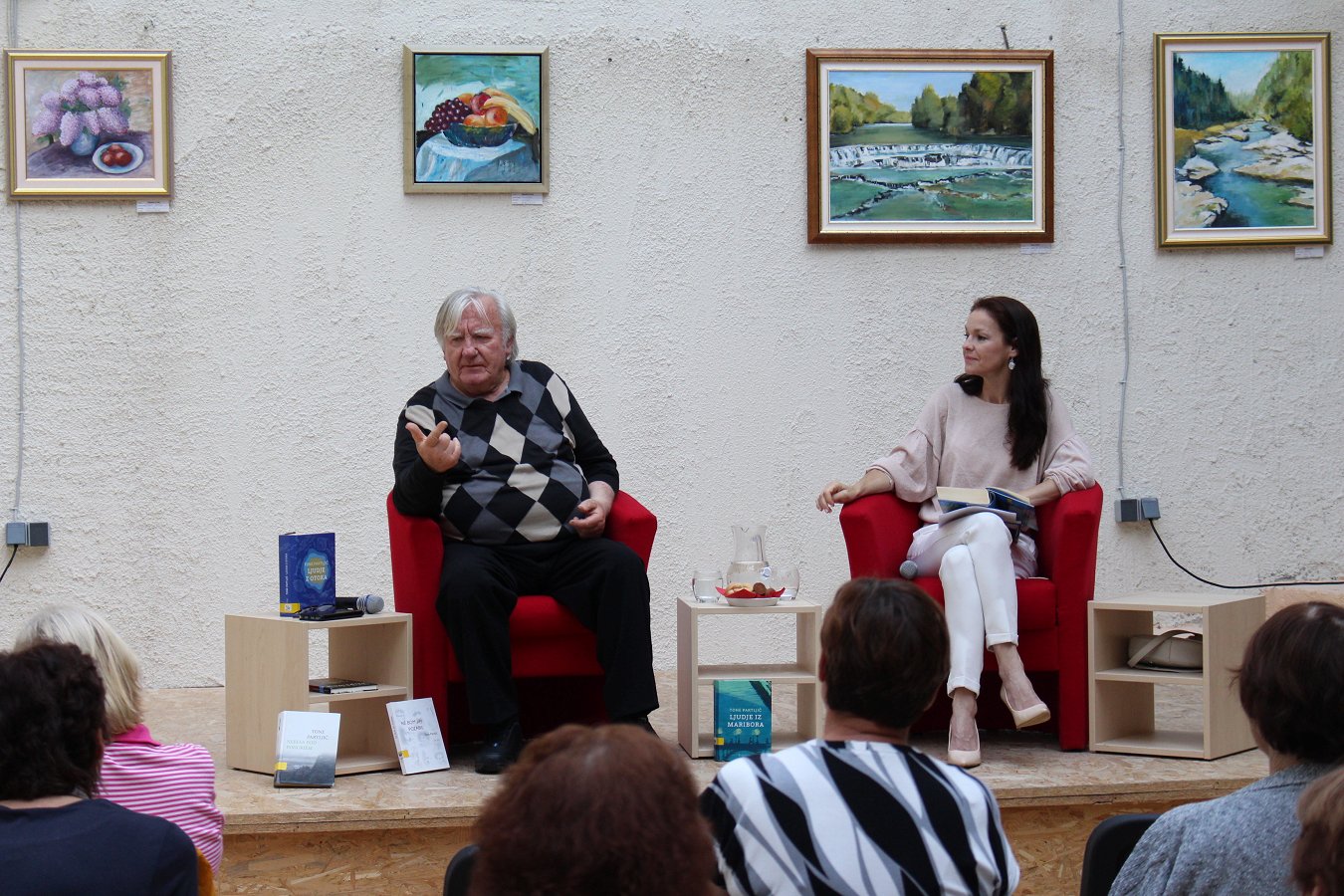 Cikel pogovornih večerov Na robu poletja so začeli s Tonetom Partljičem, ki je obiskovalce navdušil s poznavanjem literature in pripovedovanjem zgodb iz svojega življenja.