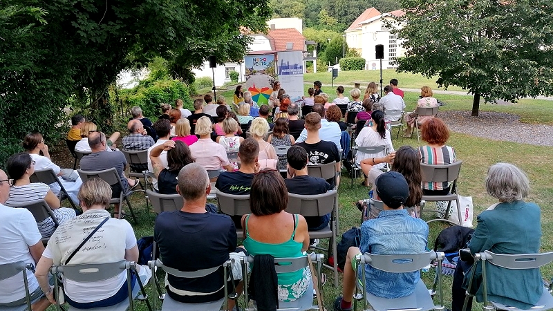 Novinarski par Boštjan Videmšek in Maja Prijatelj Videmšek je obiskovalcem predstavil svojo prvo skupno knjigo Zadnji dve.