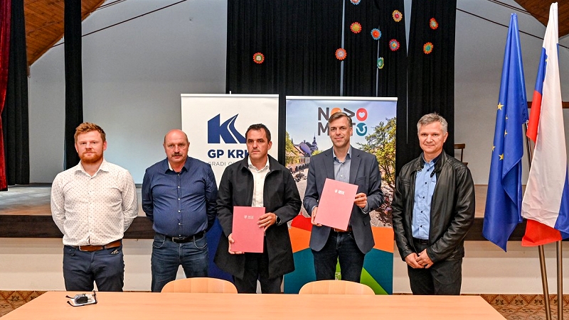 Podpisnika pogodbe v družbi predsednikov svetu krajevnih skupnosti Gabrje, Stopiče in Dolž