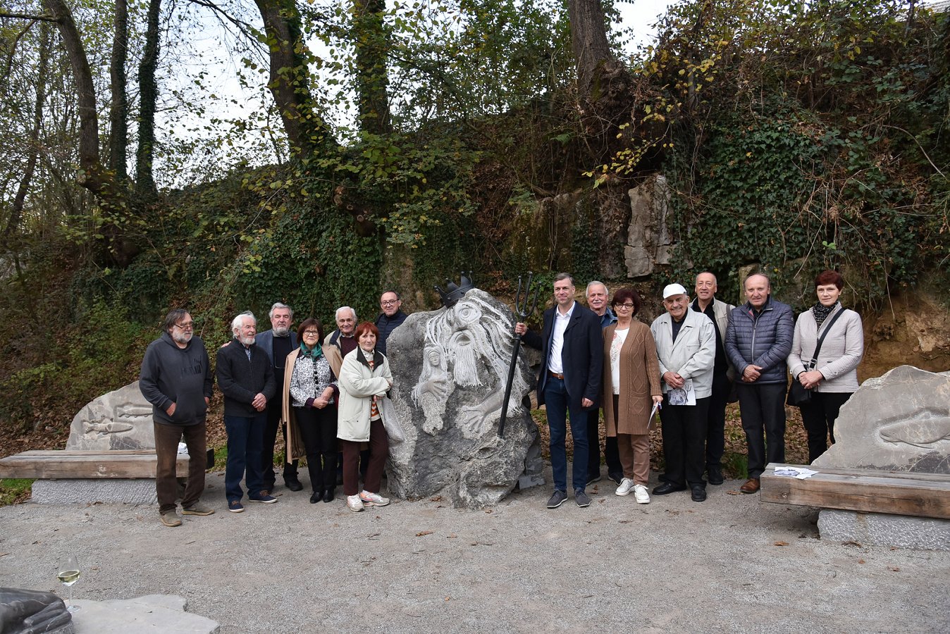 Ustvarjalci skulptur in člani društva Skulpte z županom in predsednico sveta KS Drska