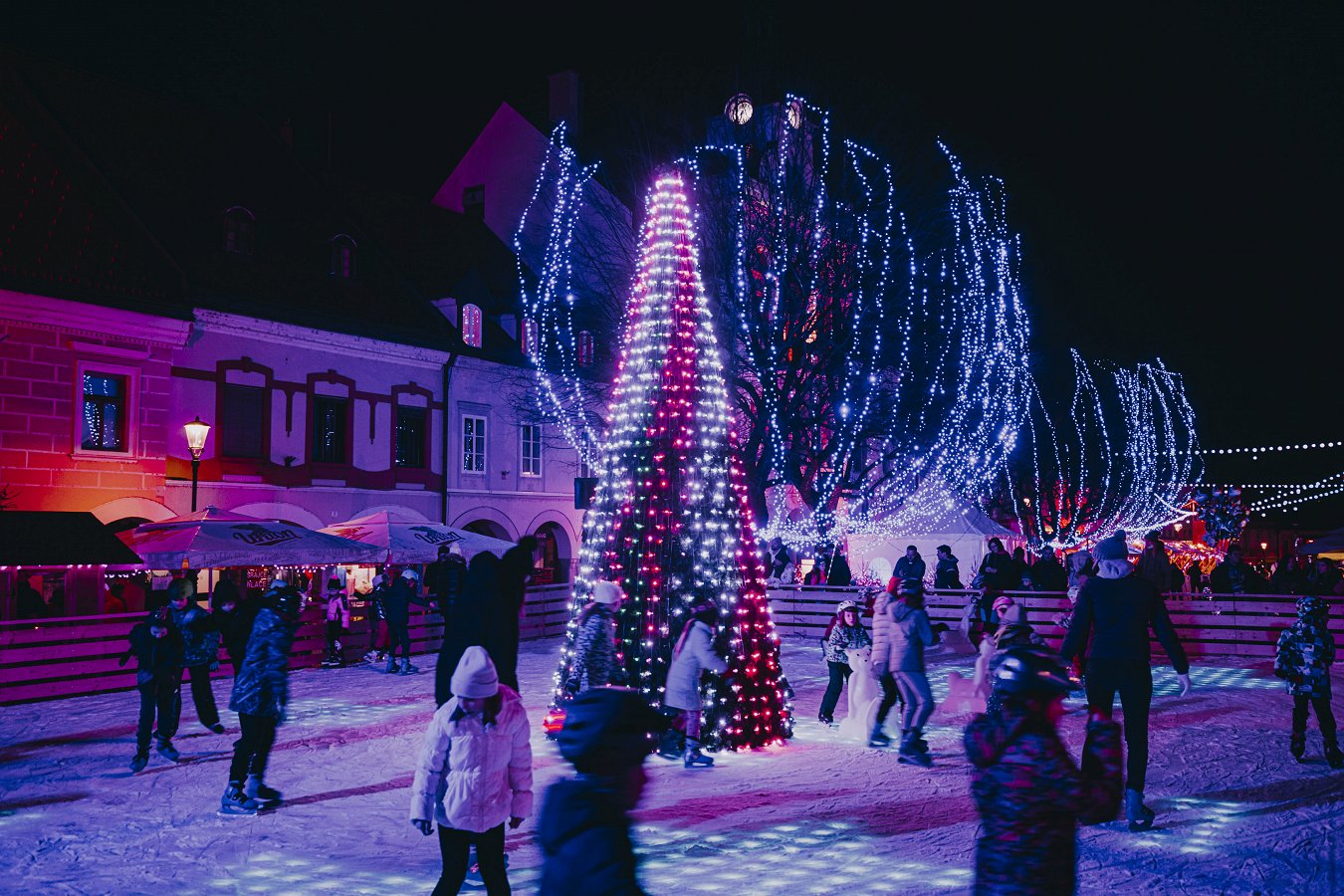 Smreka in drsalci na drsališču na Glavnem trgu