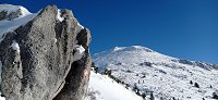 Slika markacije na skali v ozadju sneg
