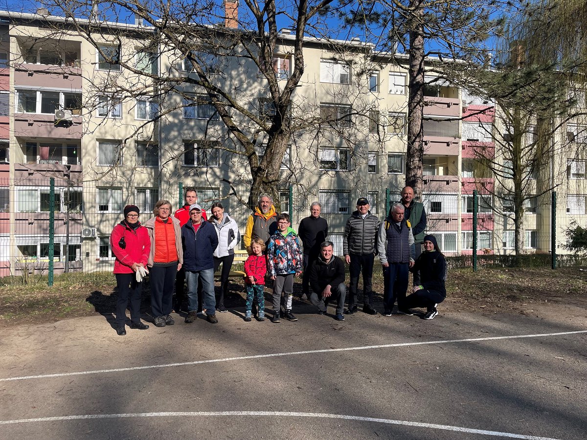 Skupinska fotografija na igrišču na Ragovski ulici