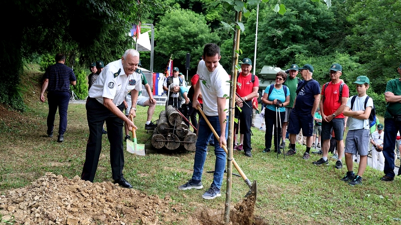 4_Pod__upan_MO_Novo_mesto_in_predsednik_OZVVS_Dolenjske_sta_posadila_lipo_miru.jpg