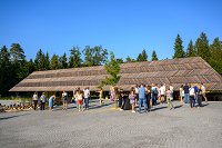Zbiranje gostov pred otvoritvijo Bazena Novo mesto
