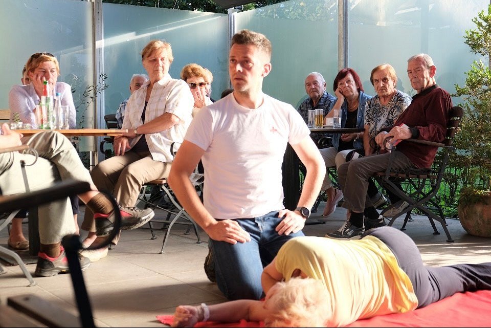 Prikaz nudenja prve pomoči 