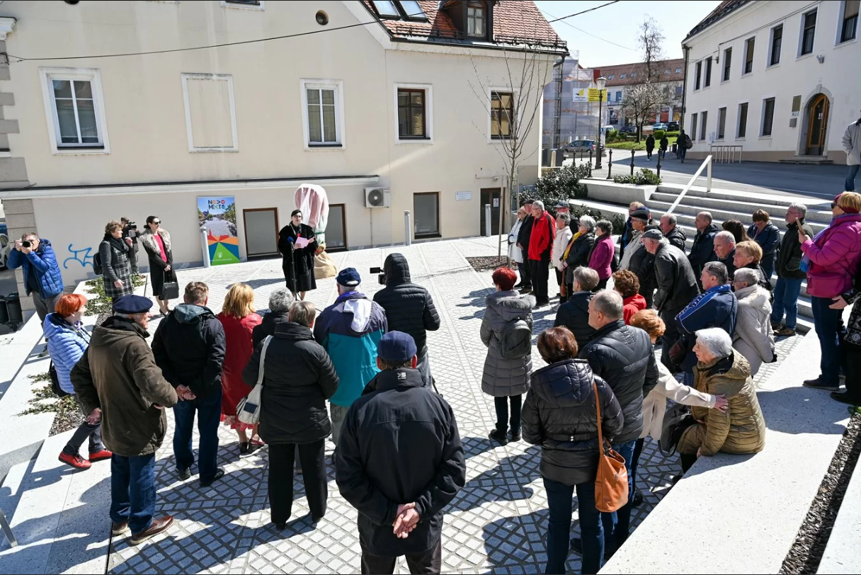 Odkritje skulpture tulipan ob svetovnem dnevu Parkinsonove bolezni