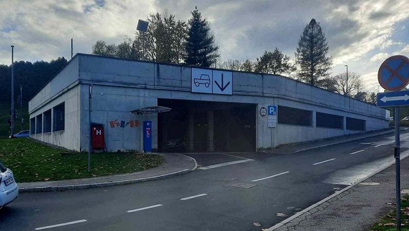 Parkirna hiša