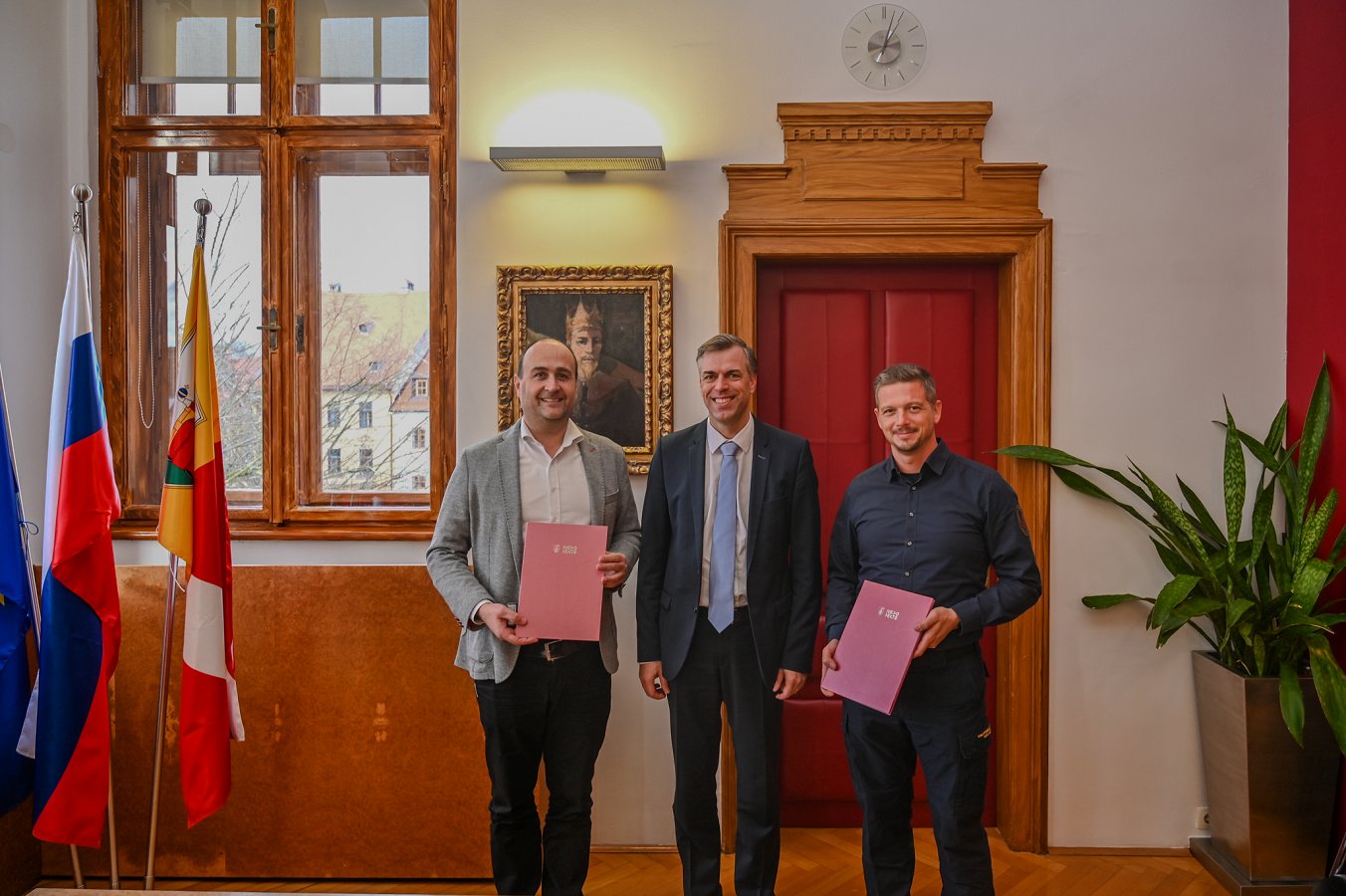 prokurist podjetja Rosenbauer d.o.o. Markus Zellinger,  župan Gregor Macedoni, direktor-poveljnik GRC Novo mesto Gregor Blažič