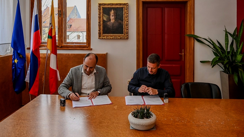 Pogodbo o nakupu in dobavi novega gasilskega vozila sta podpisala direktor-poveljnik GRC Novo mesto Gregor Blažič in prokurist podjetja Rosenbauer d.o.o. Markus Zellinger, ki bo dobavilo vozilo.
