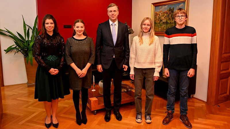 Župan, direktorica in štipendisti 
