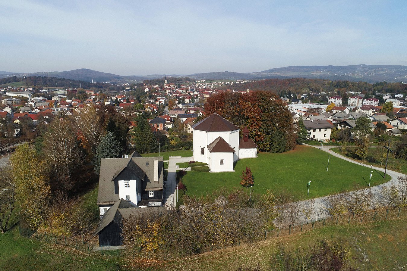 Evangeličanska cerkev NM iz zraka