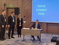 Podpis listine (zraven župana Istambula in Sofije ter podžupanja Tirane)